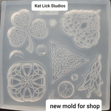 Load image into Gallery viewer, 5 Cavity Celtic Pallet Mold Made w/Crystal Clear Platinum Silicone Mold